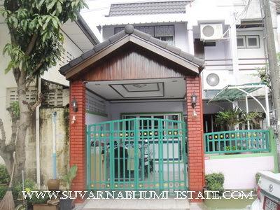 ขายทาวน์เฮ้าส์ 2 ชั้น ตกแต่งพร้อมอยู่ 19 ตร.ว. ม.ร่มรื่น ถนนรัตนาธิเบศร์